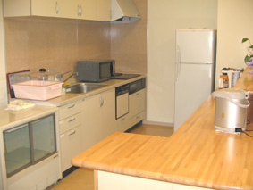 デイルーム内キッチンコーナー