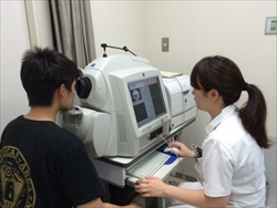 写真：眼底画像撮影