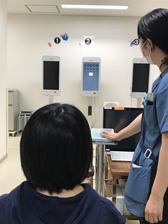 写真：視力検査