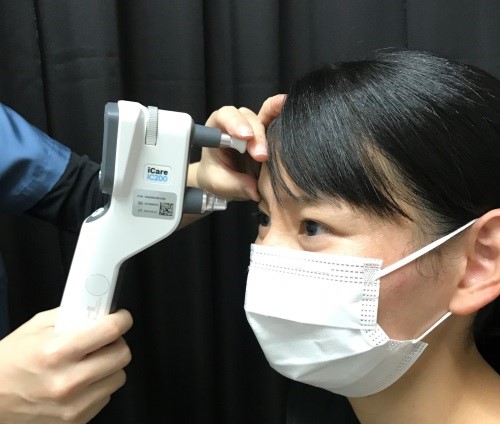 写真：眼圧検査